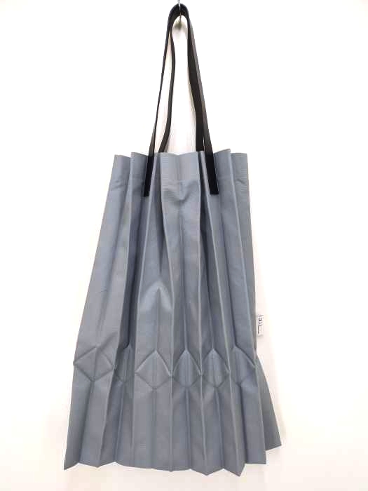 me ISSEY MIYAKE(ミー イッセイミヤケ) CRYSTAL ROCK PLEATS BAG レディース 表記無