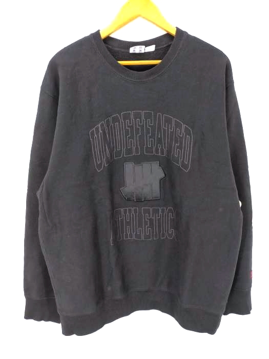 UNDEFEATED(アンディフィーテッド) ATHLETICS CREWNECK カレッジロゴ プリント ロゴワッペン スウェット メンズ JPN：XL