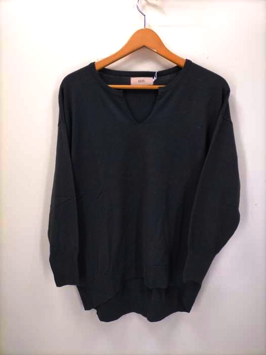 AZUL by moussy(アズールバイマウジー) キーネックドロップショルダーラウンドヘムニット レディース  S