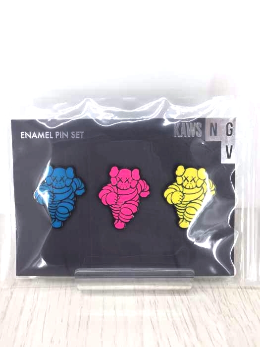 USED古着（ユーズドフルギ） KAWS NGV ピンバッチ メンズ ファッション雑貨 その他ファッション雑貨