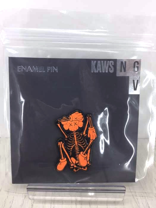 USED古着(ユーズドフルギ) KAWS NGV ピンバッチ メンズ ファッション雑貨 その他ファッション雑貨